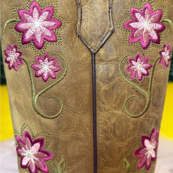 Circle G Embroidered Tan Cowboy Boots with Pink Flowers Snip Toe  NWOT Size 9.5 - Picture 12 of 16